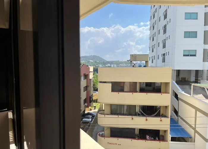 Cabrero, Cerca De La Ciudad Amurallada Y Playa